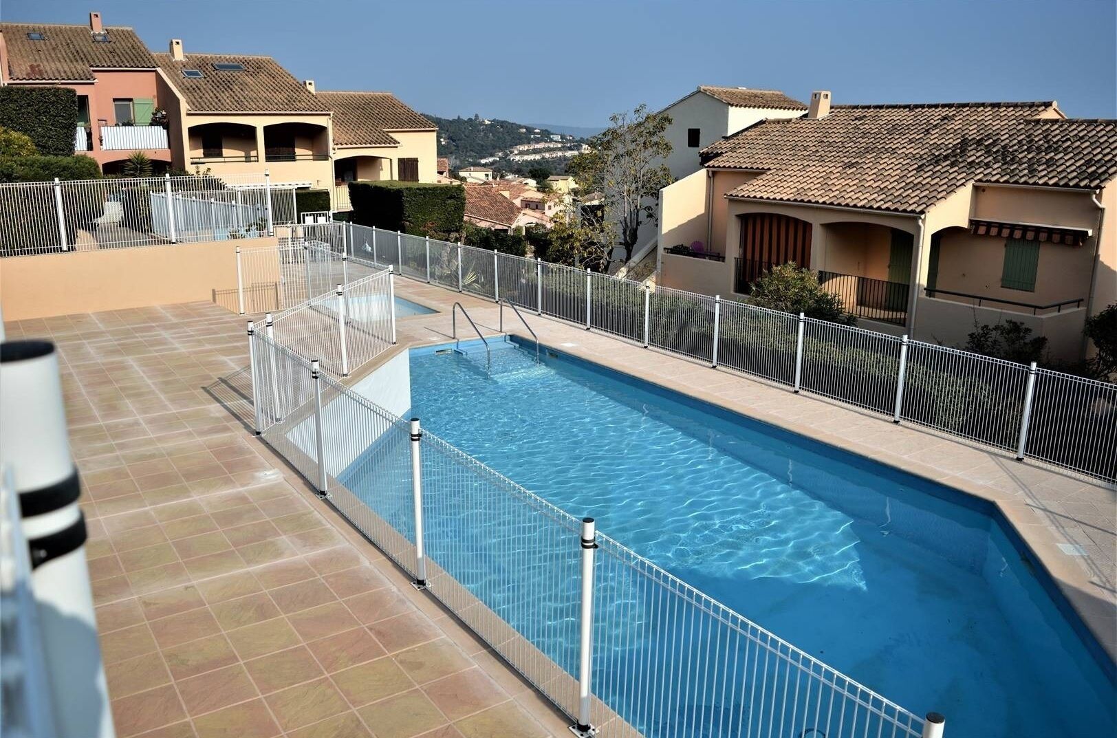 Bright cozy apartment with sea view, large sheltered terrace 15 minutes from the beaches