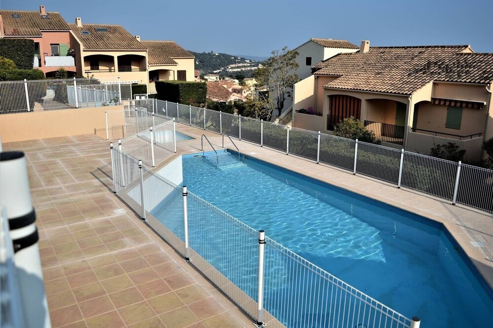 Bright cozy apartment with sea view, large sheltered terrace 15 minutes from the beaches
