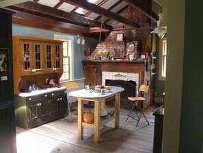 Dining - 1780 Historical House on the Shoreline Close to Beaches (Guilford)