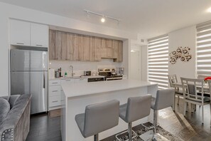 Refrigerador con congelador, microondas, horno y parrilla de estufa