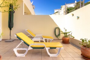 Terrace/patio - Casa Amiga - Communal pool & garden, just 500m from beach (Carvoeiro)