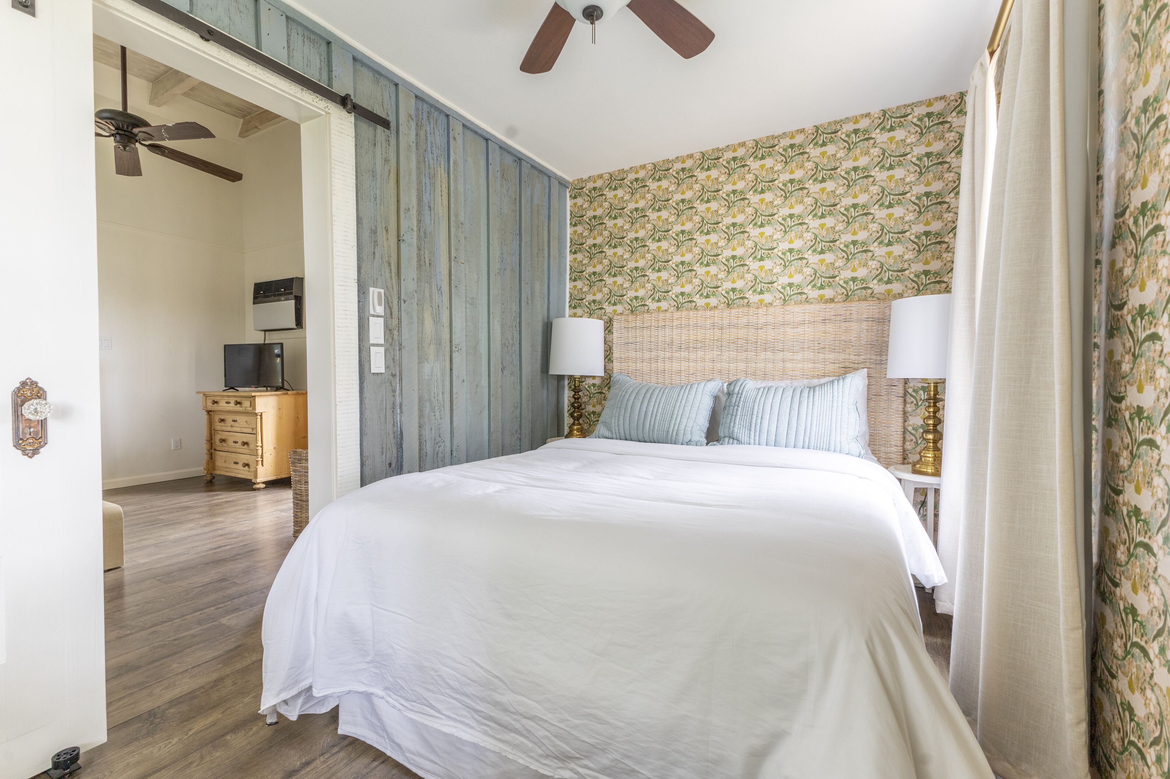 IN TOWN, walk to antiques! Sleeps 6 + Fire Pit