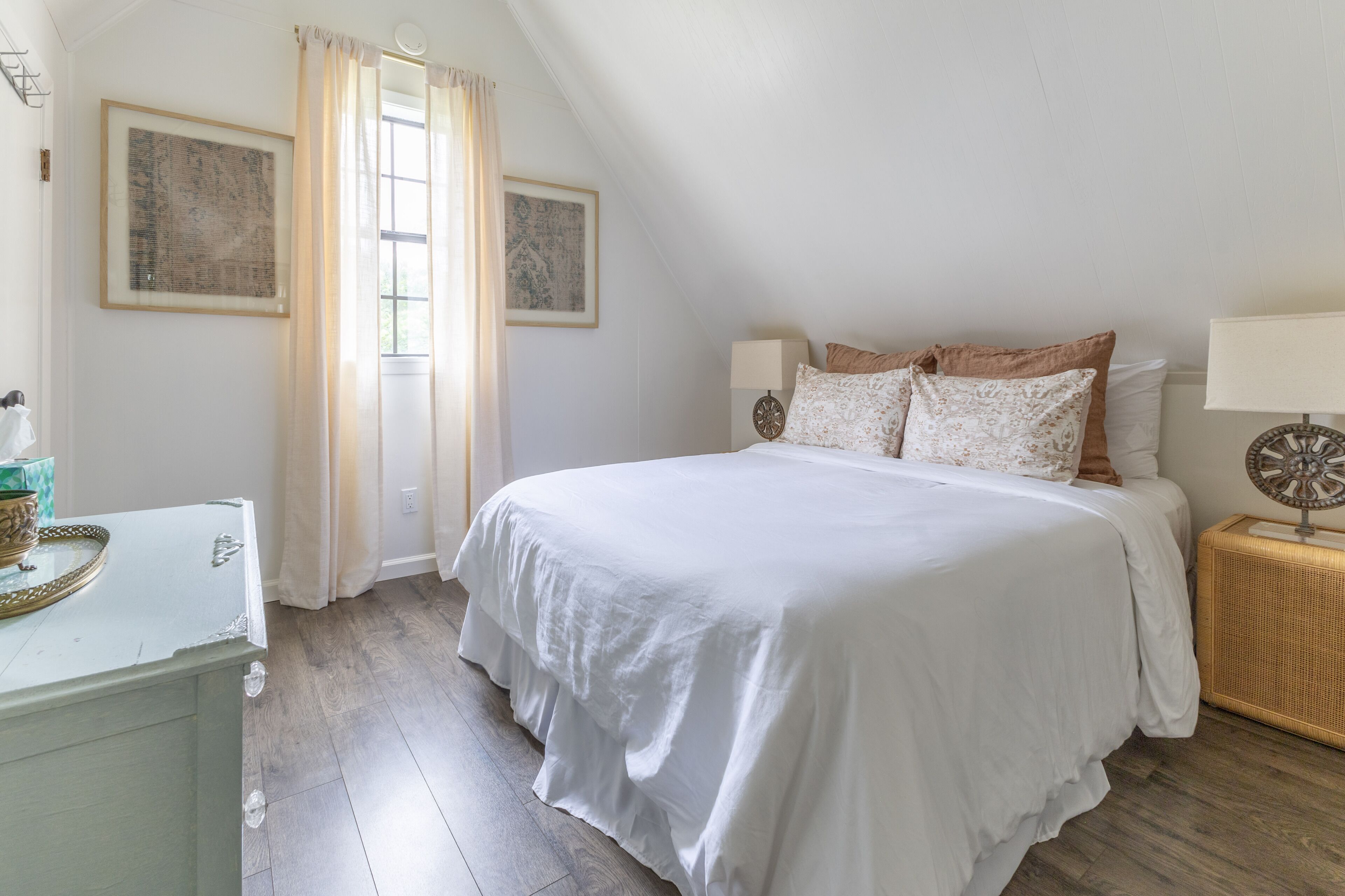 IN TOWN, walk to antiques! Sleeps 6 + Fire Pit