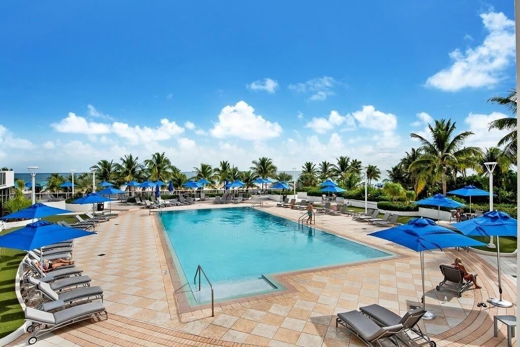 SOUTH BEACH BEACHFRONT PARADISE Spacious Corner 1-BR with Balcony