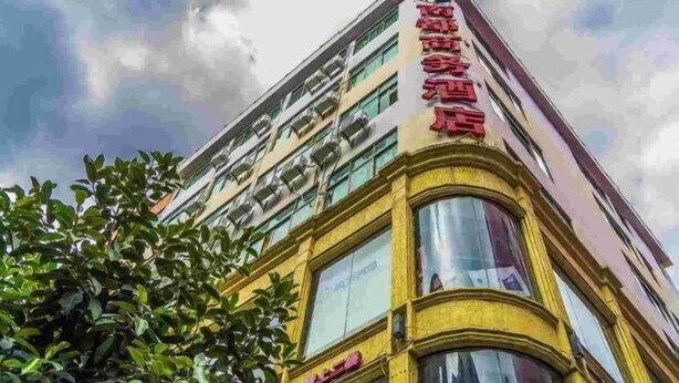Un edificio a più piani con una facciata ad angolo curvo.