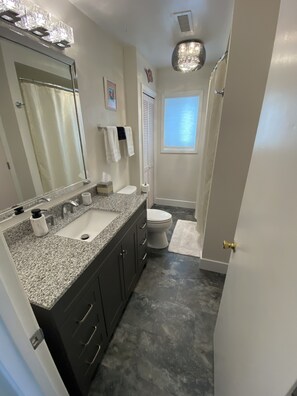 Haartrockner, Bidet, Handtücher, Seife