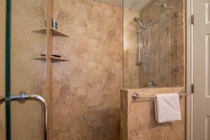 Haartrockner, Handtücher, Seife, Toilettenpapier