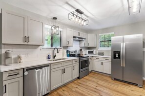 Refrigerador, cafetera y tetera y utensilios de cocina