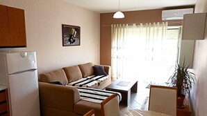 Apartment, 2 Schlafzimmer, barrierefrei, Balkon | Wohnbereich
