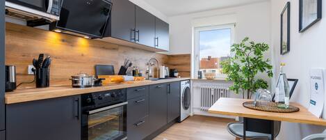 Kylskåp, mikrovågsugn, ugn och kaffe- och tebryggare