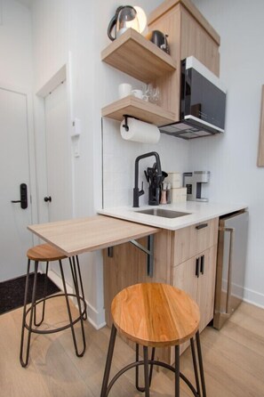 Four à micro-ondes, surface de cuisson, cafetière-théière, grille-pain