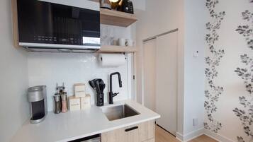 Microondas, parrilla de estufa, cafetera y tetera y tostadora