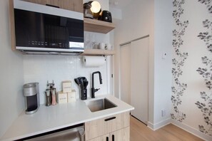 Mikrobølgeovn, kokeplater, kaffetrakter/tekoker og brødrister