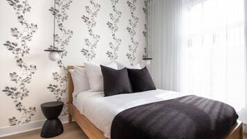 1 quarto, ferros/tábuas de passar roupa, berço de viagem