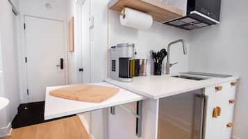 Micro-ondes, plaque de cuisson, cafetiĂšre/bouilloire, grille-pain