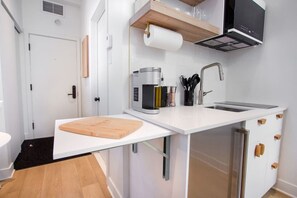 Mikrobølgeovn, kokeplater, kaffetrakter/tekoker og brødrister