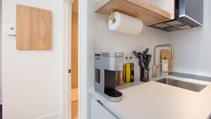 Een koffiezetapparaat/waterkoker, een magnetron, een kookplaat