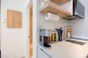 Mikrobølgeovn, kokeplater, kaffetrakter/tekoker og brødrister