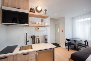 Mikrobølgeovn, kokeplater, kaffetrakter/tekoker og brødrister