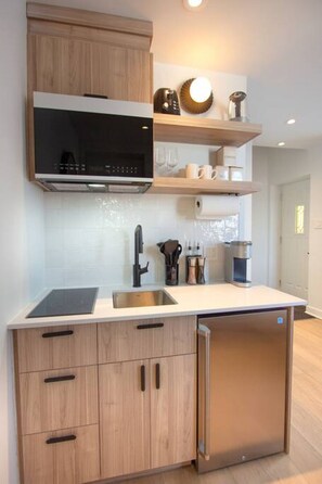 Mikrobølgeovn, kokeplater, kaffetrakter/tekoker og brødrister