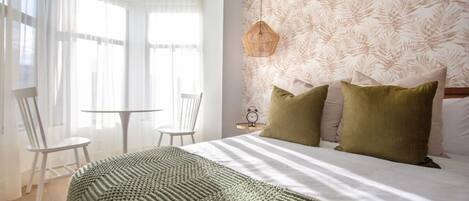 1 habitación, tabla de planchar con plancha y cuna de viaje