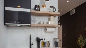 Coffee/tea maker, microwave, stovetop, toaster - Studio13/Plateau/St-Denis/Terraces/SelfCheck-In/AC (Montréal)