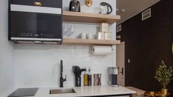 Microondas, parrilla de estufa, cafetera y tetera y tostadora