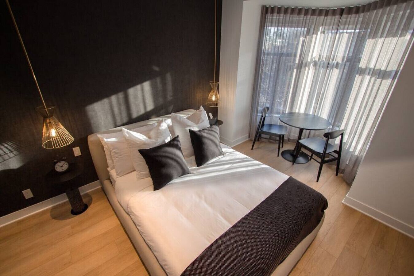 1 quarto, ferros/tábuas de passar roupa, berço de viagem