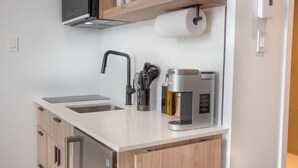Coffee/tea maker, microwave, stovetop, toaster - Studio14/Plateau/St-Denis/Terraces/SelfCheck-In/AC (Montréal)