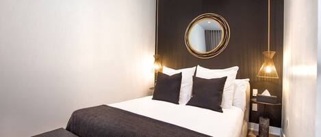 1 habitación, tabla de planchar con plancha y cuna de viaje