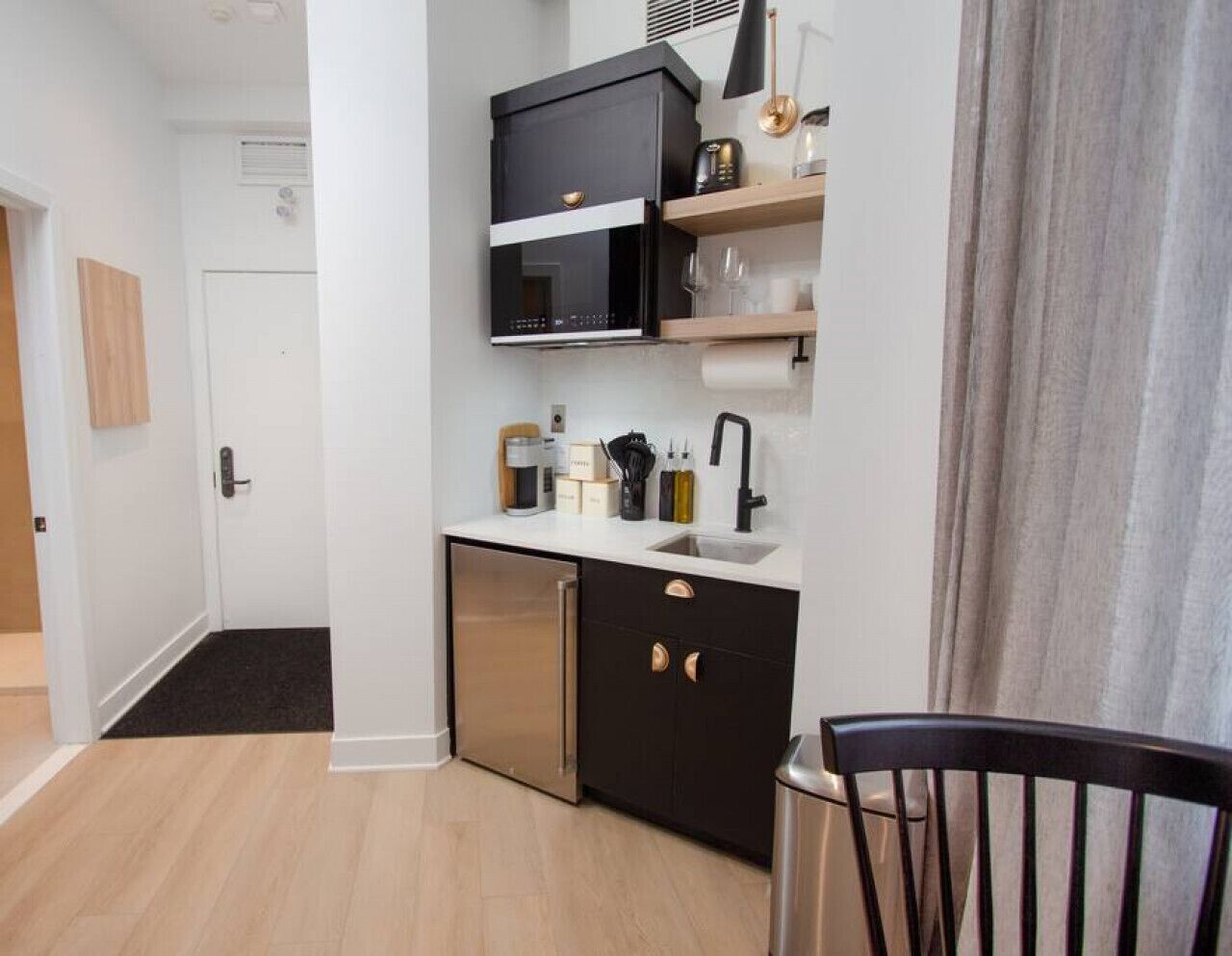 Mikroaaltouuni, liesi, kahvin-/teenkeitin, leivänpaahdin