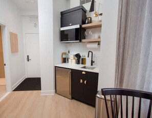 Mikrobølgeovn, kokeplater, kaffetrakter/tekoker og brødrister