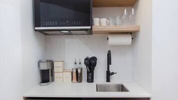 Micro-ondes, plaque de cuisson, cafetiĂšre/bouilloire, grille-pain