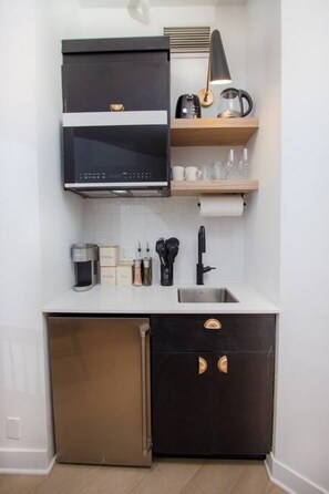 Mikrobølgeovn, kokeplater, kaffetrakter/tekoker og brødrister