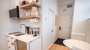 Coffee/tea maker, microwave, stovetop, toaster - Studio18/Plateau/St-Denis/Terraces/SelfCheck-In/AC (Montréal)