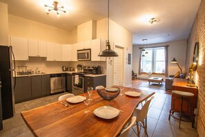 Frigorífic, microones, forn i placa de cuina