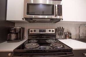 Réfrigérateur, four à micro-ondes, un four, surface de cuisson