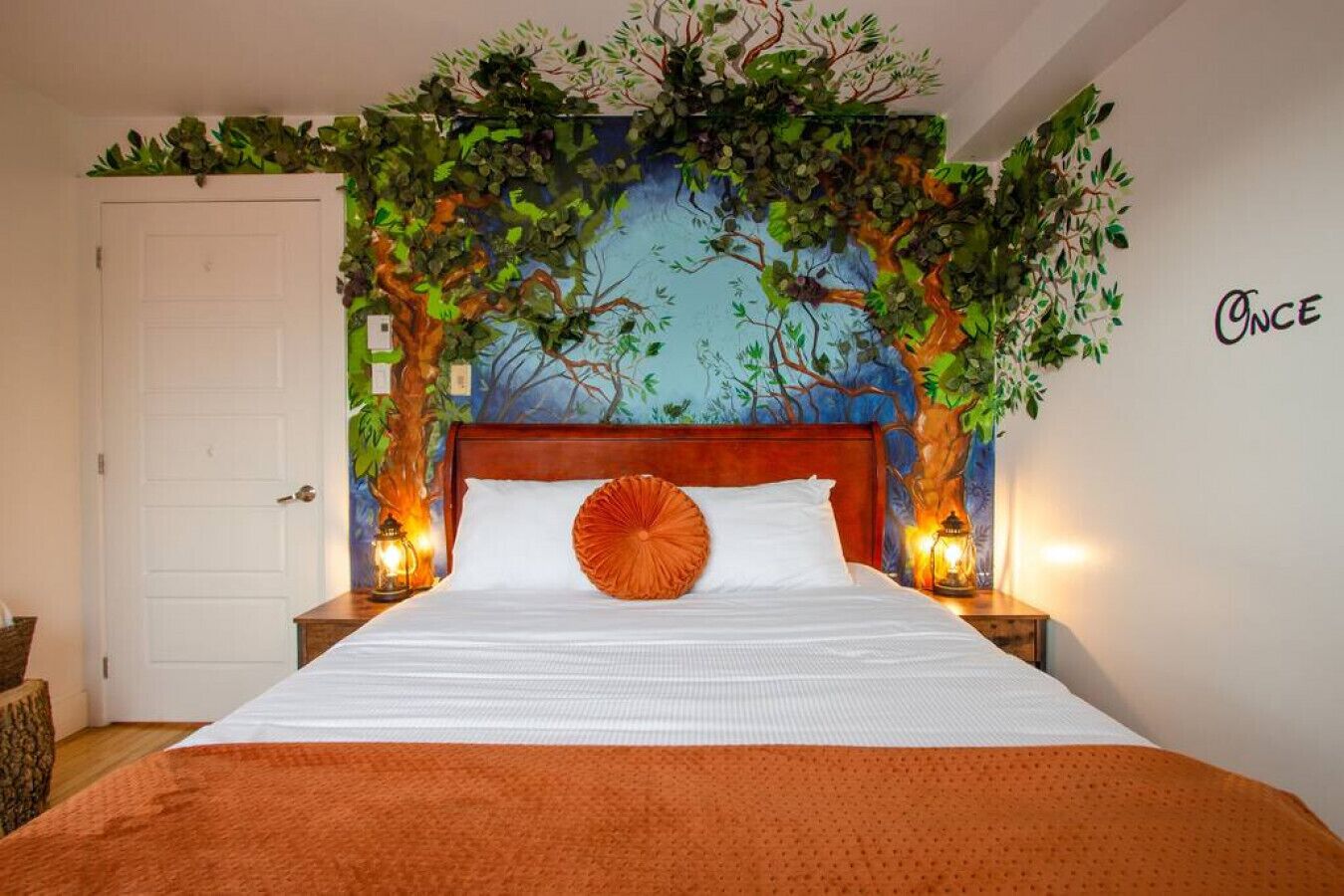 1 quarto, ferros/tábuas de passar roupa, berço de viagem