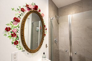 17 Miroir de conte de fées - Fairy-tale mirror - Fiction/Rooftop/Terraces/Plateau/St-Denis/AC/TV (Montréal)