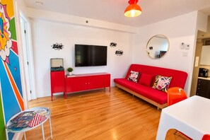 04 Salon et télé - Living room and TV - Pop/Rooftop/Terraces/Plateau/St-Denis/AC/TV (Montréal)