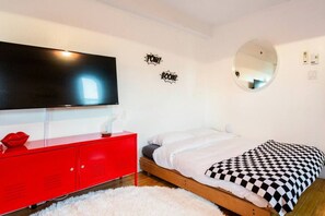 1 chambre, fer et planche à repasser, lit de bébé portatif