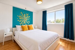 03 Chambre lit queen - Queen bedroom - Pop/Rooftop/Terraces/Plateau/St-Denis/AC/TV (Montréal)