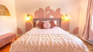 A neatly arranged bedroom with a large bed, two bedside lamps, and a decorative headboard. - Gatsby/Rooftop/Terraces/Plateau/St-Denis/AC/TV (Montréal)