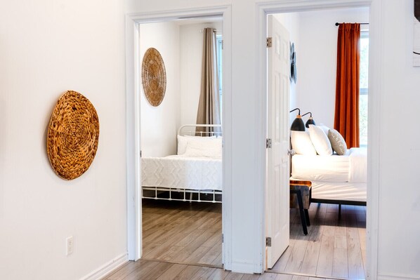 1 habitación, tabla de planchar con plancha, wifi gratis y ropa de cama 