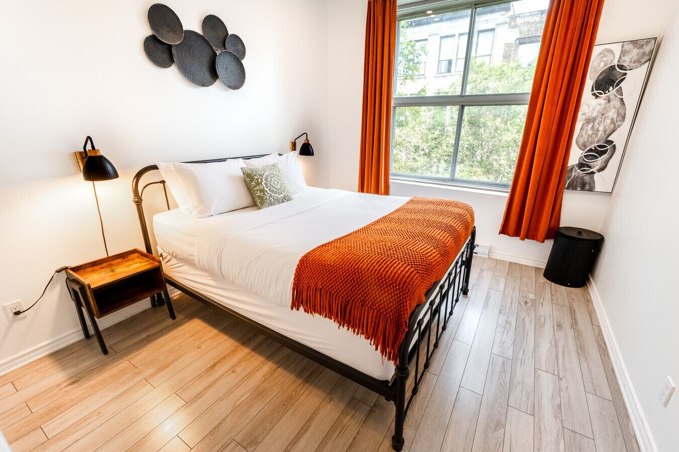 2 chambres, fer et planche à repasser, lit de bébé portatif