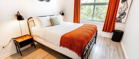 2 chambres, fer et planche à repasser, lit de bébé portatif