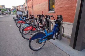 Property grounds - Blue&Gold/Plateau/St-Laurent/SelfCheck-In/AC/TV (Montréal)