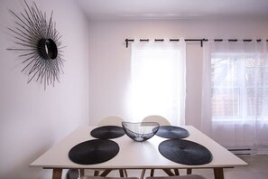 Dining - Blue&Gold/Plateau/St-Laurent/SelfCheck-In/AC/TV (Montréal)