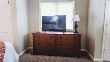 2 soverom, skrivebord, strykejern/-brett og reiseseng for barn