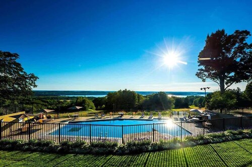 FamilyFriendly Golf & Ski Getaway,Walkout Pool